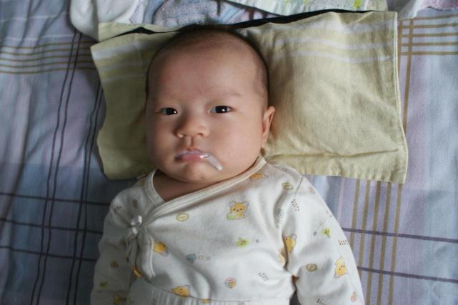 寶寶吐奶， 出了拍嗝，這些“動作”也很重要