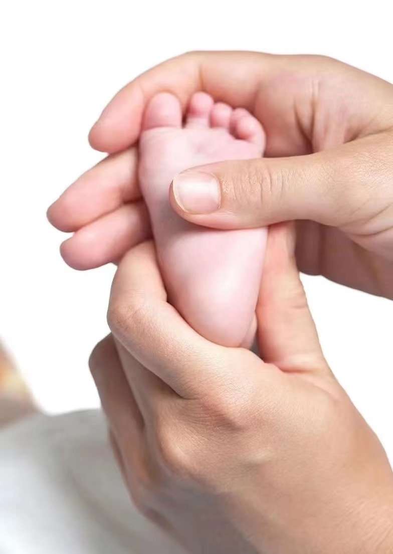 多摸摸寶寶小腳丫，寶寶更聰明：