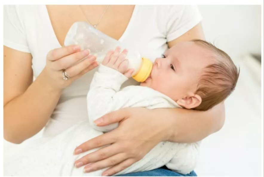 各年齡階段的寶寶怎樣喂奶才不會過量？