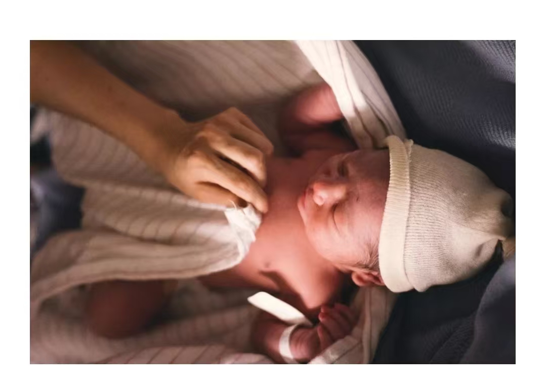 產(chǎn)后黃金 24 小時(shí)護(hù)理指南：這些關(guān)鍵要點(diǎn)不容小覷