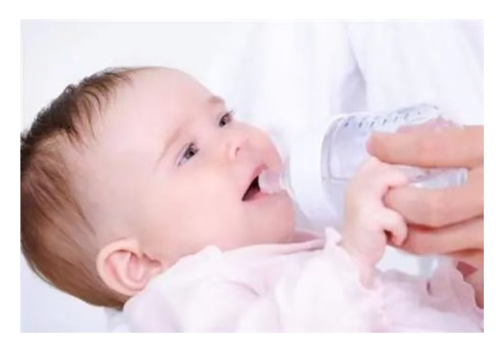  新生兒究竟要不要喝水？